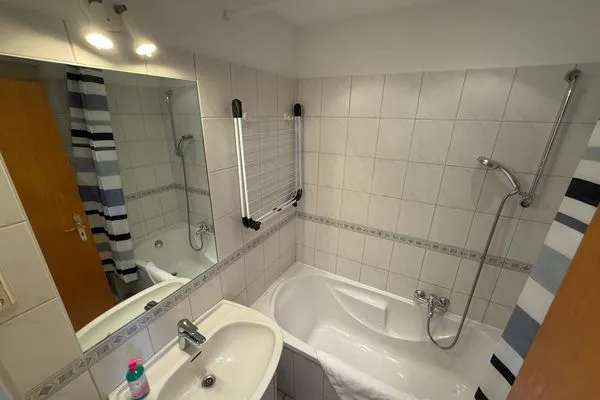 Bad mit Wanne Ferienwohnung im Haus Nordland App 83