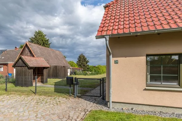 Ferienhaus Wiesenquartier Penkow Eingangstor Parkplatz  WiesenQuartier