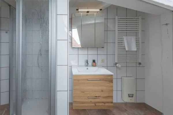 Ferienhaus Wiesenquartier Penkow Badezimmer im Obergeschoss mit Waschtisch  WiesenQuartier