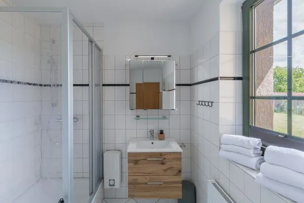 Ferienhaus Wiesenquartier Penkow Bazimmer unten mit Waschtisch  WiesenQuartier