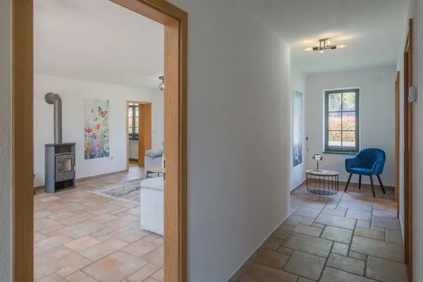 Ferienhaus Wiesenquartier Penkow Flur mit Wohnzimmerblick  WiesenQuartier