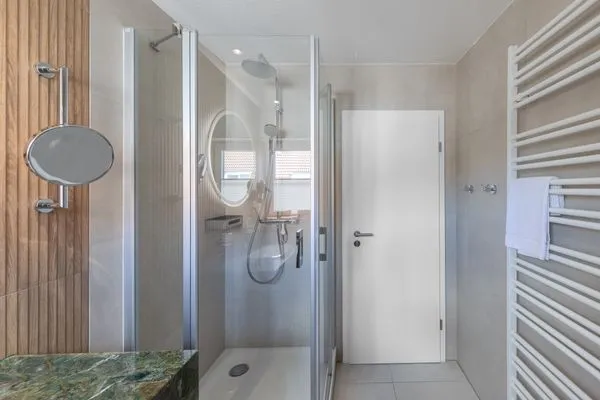 Ferienwohnung Hafendomicil MareMüritz Waren -  Badezimmer mit Dusche  Hafendomicil MareMüritz