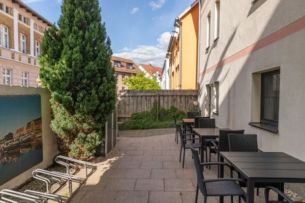 Ferienwohnung Hafendomicil MareMüritz Waren -  Hofansicht Sitzgelegenheit  Hafendomicil MareMüritz