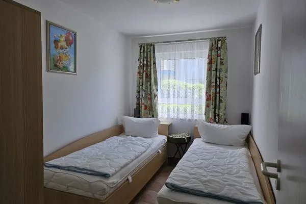 Schlafzimmer mit zwei Einzelbetten Residenz am Strand Wohnung 4-56