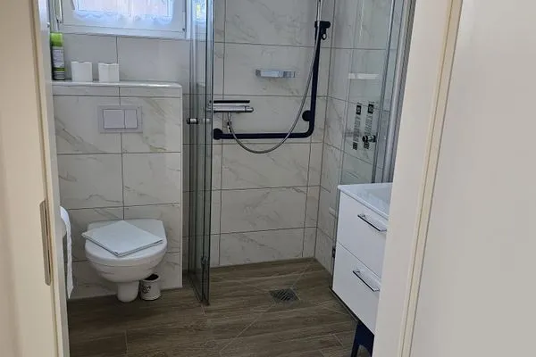 Badezimmer mit ebenerdiger Dusche Residenz am Strand Wohnung 4-56
