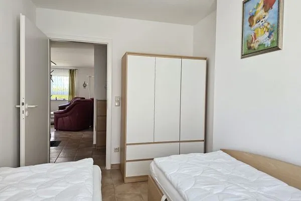 Schlafzimmer mit Einzelbetten und Kleiderschrank Residenz am Strand Wohnung 4-56
