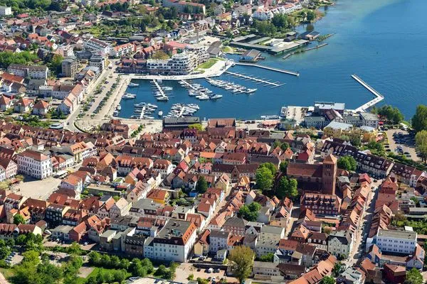 Ferienwohnung Hafendomicil Citymarina Waren (Müritz) - Drohnenaufnahme von Waren (Müritz)  Hafendomicil Citymarina