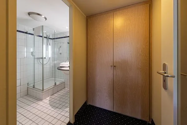 Ferienwohnung Grasnelke in Zingst Blick in den Flur mit Kleiderschrank  Grasnelke