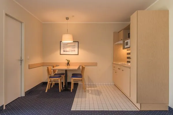 Ferienwohnung Grasnelke in Zingst Küchenzeile mit Esstisch  Grasnelke