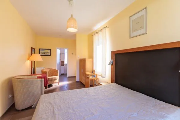 Wohn-/Schlafbereich mit Doppelbett und Sitzecke  Wuschels Hütt