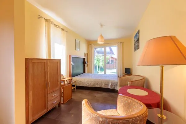 Wohn-/Schlafbereich mit Doppelbett  Wuschels Hütt