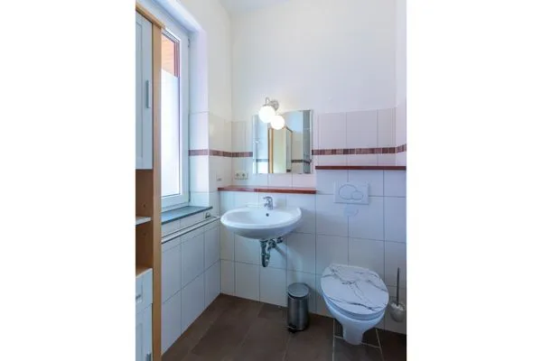 Badezimmer mit Dusche, WC und Waschbecken  Wuschels Hütt