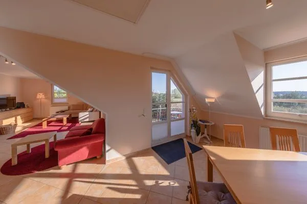 Ferienwohnung Storchenflug Göhren-Lebbin - offener Wohnbereich mit Zugang zum Balkon  Storchenflug