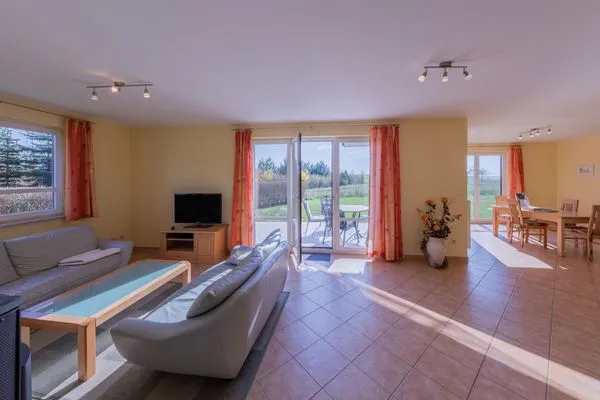 Ferienwohnung Storchenruh Wohnbereich mit Zugang zur Terasse  Storchenruh