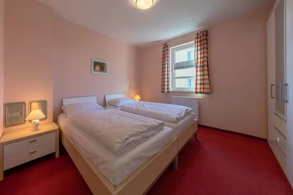 Ferienwohnung Storchenrast Göhren-Lebbin - Schlafzimmer mit gemütlichem Doppelbett  Storchenrast