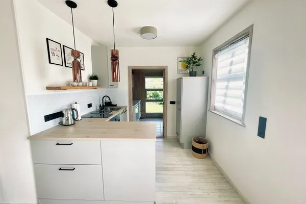 Moderne Küchenzeile mit Geschirrspüler, Kaffeemaschine uvm.  VITA Sonnholm