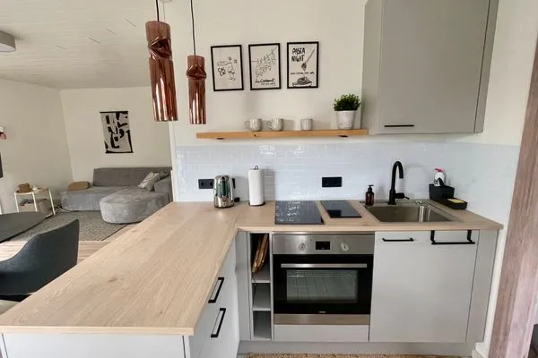 Moderne Küchenzeile mit Geschirrspüler, Kaffeemaschine uvm.  VITA Sonnholm