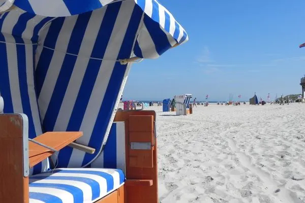 Strandkorb am Badestrand auf Amrum Haus *Therese* Ferienwohnung *Therese 8*
