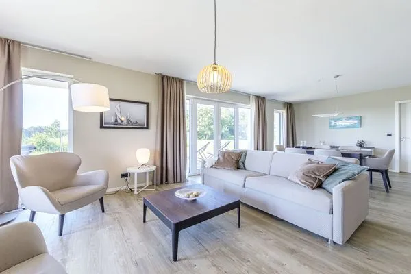 Ferienwohnung Strandidylle Ostseebad Wustrow Wohnzimmer mit gemütlichem Sofa  Strandidylle
