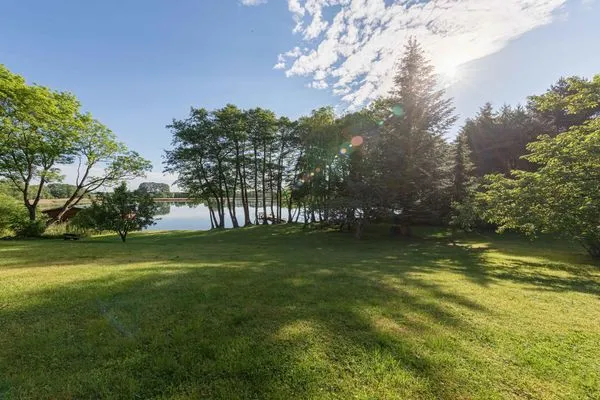 Ferienwohnung Zwergtaucher Blick auf das Grundstück und den Loppiner See  Zwergtaucher