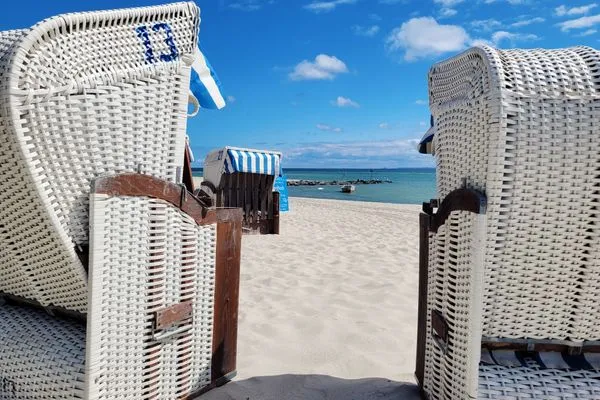 Strand von Sierksdorf - Nur 50 Meter von der Unterkunft entfernt  Gemütliche Ferienwohnung mit Meerblick und Terrasse - Nur 50 Meter zum Strand inkl. Parkplatz und Fahrradunterstellplatz