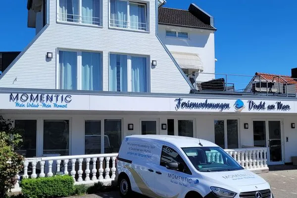 Ferienanlage mit MOMENTIC-Fahrzeug  Gemütliche Ferienwohnung mit Meerblick und Terrasse - Nur 50 Meter zum Strand inkl. Parkplatz und Fahrradunterstellplatz