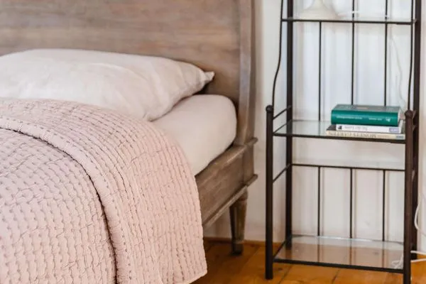 Bett mit Ablage und Lampe  Ferienwohnung Landhaus Fröbel