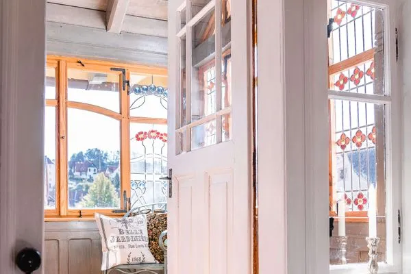 Gemütlicher Erker für eine entspannte Tasse Tee und ein Buch  Ferienwohnung Landhaus Fröbel