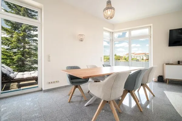 Ferienhaus Seaside House Esstisch mit Blick auf den Malchower See  Seaside House