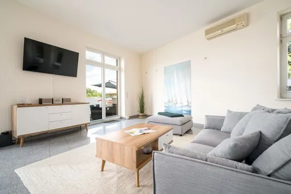Ferienhaus Seaside House Blick auf die Couch im Wohnbereich  Seaside House