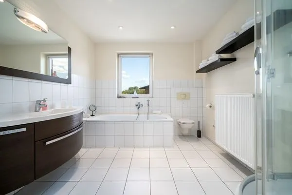 Ferienhaus Seaside House Badezimmer mit Dusche und Badewanne  Seaside House