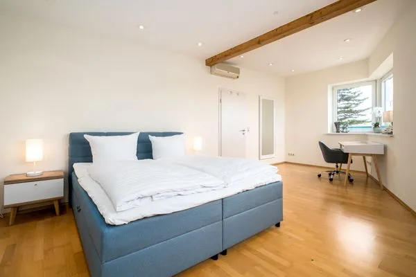 Ferienhaus Seaside House gemütliches Doppelbett in einem der Schlafzimmer  Seaside House
