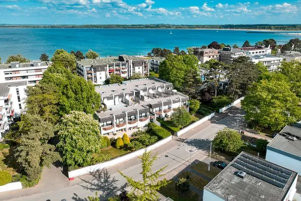 Hauptansicht  Sonnendeck - mit zwei Balkonen und Meerblick