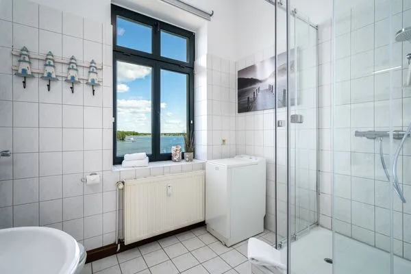 Ferienwohnung SeaLove in Malchow - Badezimmer mit Glasdusche  SeaLove