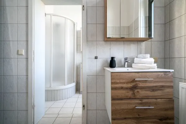 Ferienwohnung InselLiebe in Malchow - Badezimmer mit Dusche  InselLiebe