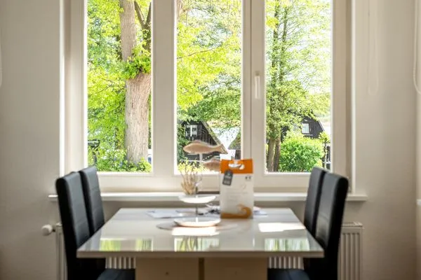 Ferienwohnung Strandgut Malchow - Esstisch mit Blick auf das Wasser  Strandgut