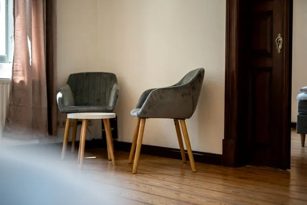 Ferienwohnung InselLiebe in Malchow - Stühle im Schlafzimmer  InselLiebe