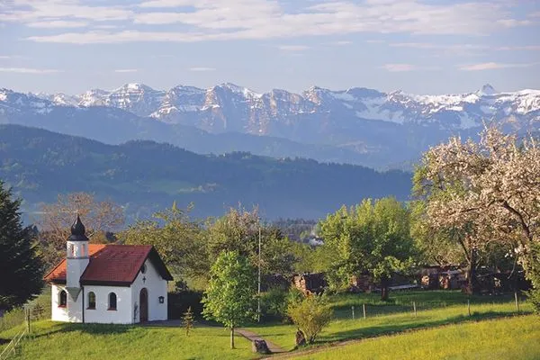 Ferienhaus Allgäutraum Ferienapartment Allgäuträumchen Seenahes Allgäu - Scheidegg-Hubertuskapelle-Fruehjahr_Thomas-Gretler