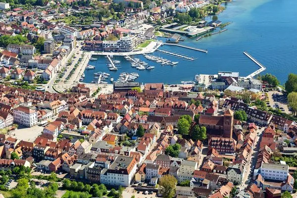 Ferienwohnung Hafendomicil MareMüritz Waren -  Drohnenaufnahme Waren (Müritz)  Hafendomicil MareMüritz