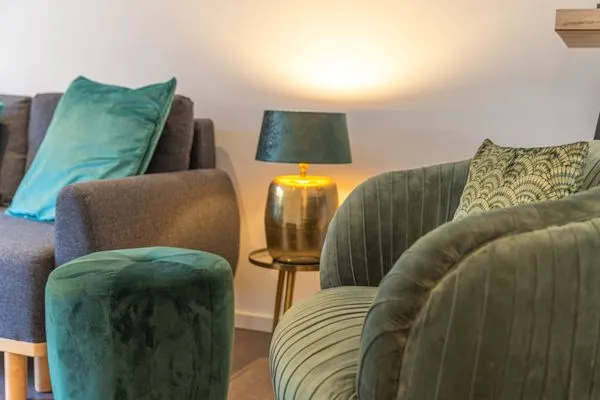 Ferienwohnung Sebastian Malchow - Couch und Sessel im Wohnzimmer  Sebastian