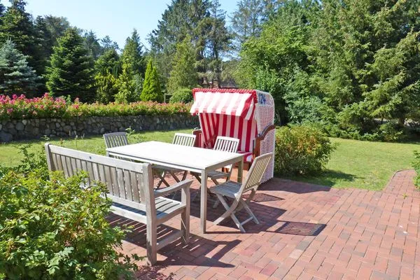 Terrasse des Ferienhauses Backbord in Süddorf auf Amrum Haus *Strandweg 8* Friesenhaushälfte *Backbord*