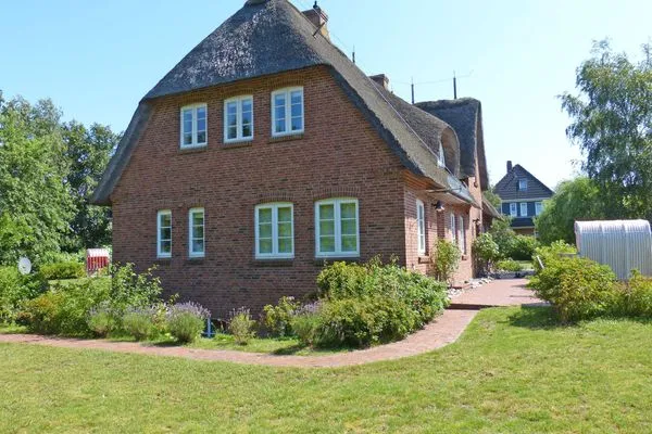 Ferienhaus Backbord in Süddorf auf Amrum Haus *Strandweg 8* Friesenhaushälfte *Backbord*