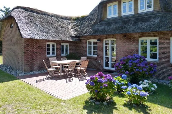 Nord-Terrasse des Ferienhauses Steuerbord in Süddorf auf Amrum Haus *Strandweg 8* Friesenhaushälfte *Steuerbord*