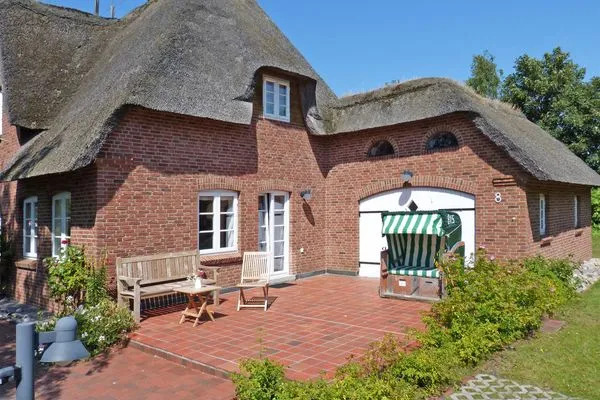 Ost-Terrasse des Ferienhauses Steuerbord in Süddorf auf Amrum Haus *Strandweg 8* Friesenhaushälfte *Steuerbord*