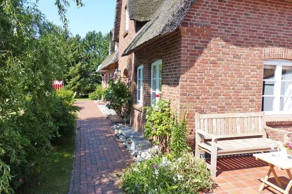 Ost-Terrasse des Ferienhauses Steuerbord in Süddorf auf Amrum Haus *Strandweg 8* Friesenhaushälfte *Steuerbord*