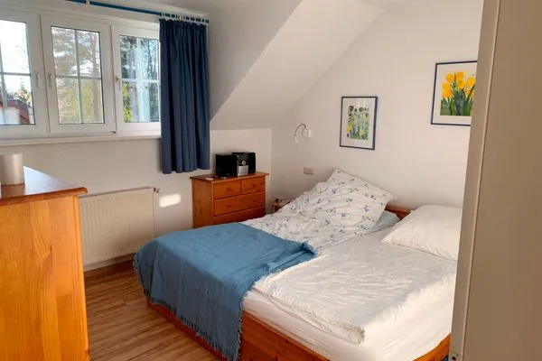 Schlafzimmer mit Doppelbett  Wohnung Giesen