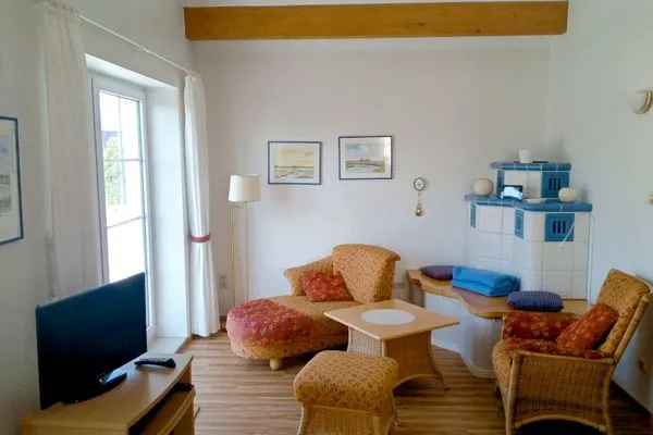 Wohnbereich mit Sofa, Sessel und TV  Wohnung Giesen