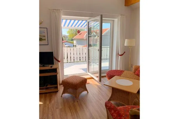 Blick in den Wohnbereich und auf den Balkon  Wohnung Giesen