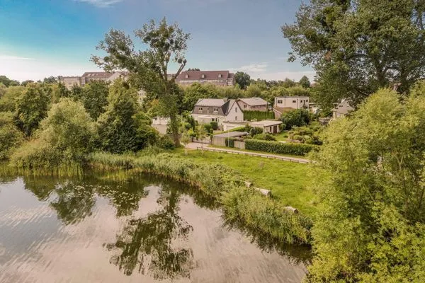 Ferienwohnung Lakeside House Waren (Müritz) - Drohnenaufnahme vom Haus und der Umgebung  Lakeside House