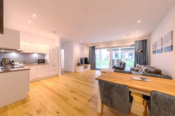 Ferienwohnung Inselpirat Malchow - offener Wohnbereich mit Küche  Inselpirat